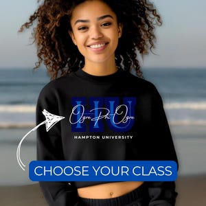 Puede incluir: Una sudadera negra recortada con un gráfico azul y blanco que dice "Ogre Phi Ogre Hampton University". El texto "CHOOSE YOUR CLASS" está en un botón azul.