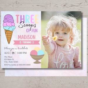 以下が含まれることがあります： 水彩画の背景に、漫画のアイスクリームコーンと「Three Scoops of Fun Madison is Turning 3」というテキストが書かれた誕生日招待状。招待状には、日付、時間、場所など、パーティーの詳細が記載されています。背景には、花を持った若い女の子の写真があります。