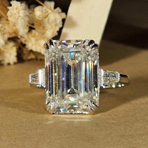 Anillo de compromiso de moissanita de 8 quilates con corte esmeralda y corte cónico lateral, con baguettes, oro blanco de 18 quilates, tres piedras, regalo de aniversario.