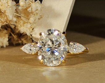 Anello di fidanzamento trilogia con moissanite, anello con diamante taglio ovale, anello anniversario a tre pietre, anello di promessa con diamante taglio a pera laterale, regalo in oro giallo per lei