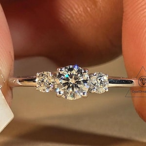 Anillo de diamantes cultivados en laboratorio de corte redondo brillante de 0,25 ct/0,050 ct/0,75 ct. Trilogía genuina de tres piedras con diamantes cultivados en laboratorio para boda.