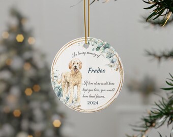 Peut inclure: Ornement de Noël rond en céramique avec un bord doré, représentant une illustration à l'aquarelle d'un chien et le texte "In loving memory of Fredeo." Inclut l'année 2024 et une citation.