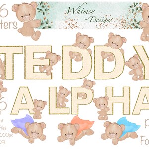 Puede incluir: Un conjunto de 26 letras del alfabeto de color crema con un contorno de purpurina dorada. Cada letra está decorada con un lindo osito de peluche que lleva una capa de varios colores. Las letras están dispuestas en la palabra "TEDDY ALPHA" con la palabra "Whimsy Designs" en la parte superior de la imagen.