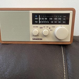 Vintage bluetooth AM FM AUX in wooden radio