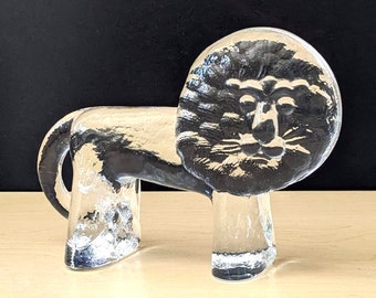 Kosta Boda crystal lion paperweight,  1970s Bertil Vallien Zoo series.