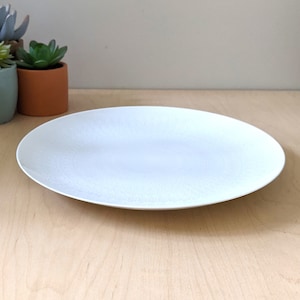 Piatto da insalata Rosenthal Romanze, design Wiinblad, rilievo bianco, 7,75 pollici, metà secolo