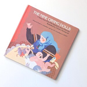 Livro, As Nove Bonecas Choronas, 1980 Philomel UNICEF, conto folclórico polonês, arte de Mikolaycak