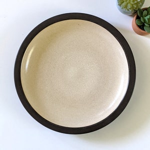 Edith Heath dunkelbraun und beige gesprenkelter Speiseteller.  Kalifornische Keramik.