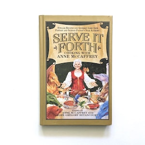 Serve it Forth Cookbook autorstwa Anne McCaffrey. Książka kucharska z lat 90. autorstwa pisarzy science fiction i fantasy. Pierwsze wydanie.