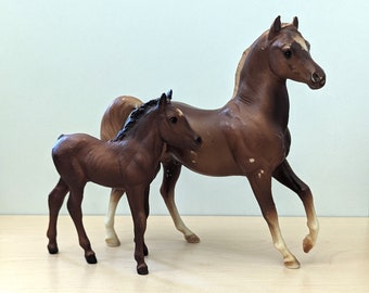 Figurki zabytkowego ogiera arabskiego Breyer i źrebaka Sea Star z lat 80. XX wieku