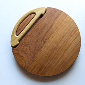 Tabla de quesos Dansk Mid-Century de teca con cortador: Diseño de Jens Quistgaard