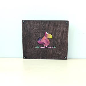 El pájaro, caprichosa obra de arte pintada a mano de los años 80 sobre placa de madera