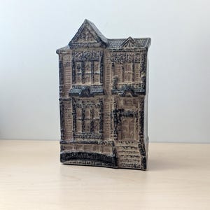 Vintage Viktorianische Haus Wandtasche, Brauner Steingut Keramik Pflanzer, 1970er Jahre Cottage Dekor