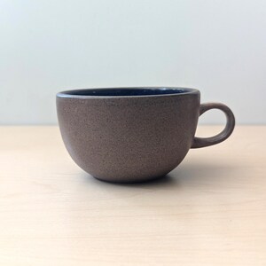 Tazza Heath Ceramics, vintage anni '70 in gres porcellanato della California, marrone e blu