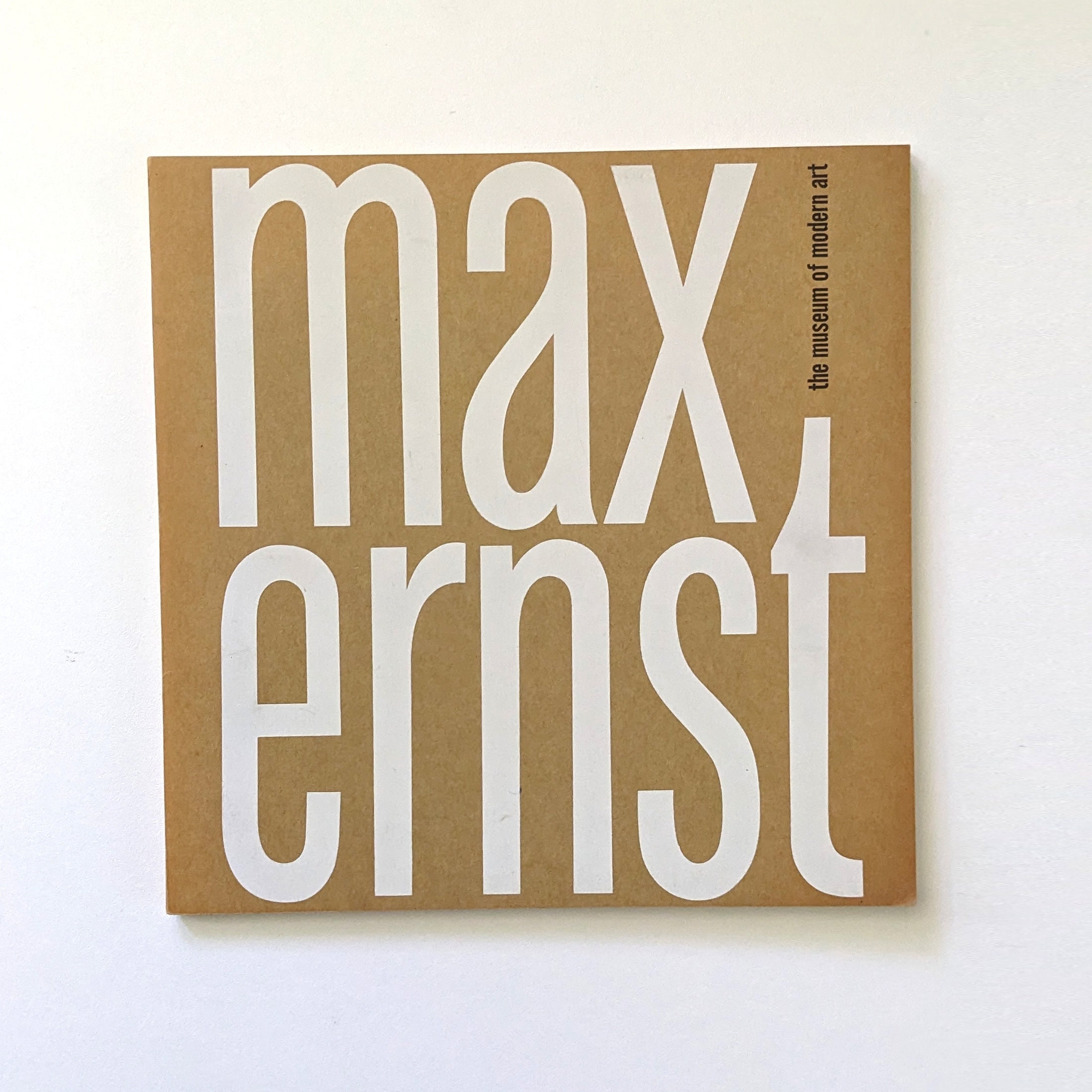 Max Ernst. Guia de exposições de arte do MOMA da década de 1950.