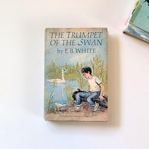 The Trumpet of the Swan. Vintage 1970s children&#39;s book by E.B. White. First Edition.