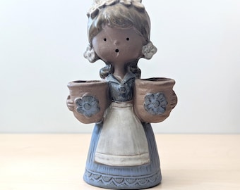陶器製の少女の置物、スカンジナビアのスタジオ陶器、サイン入り