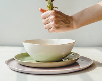 Servizio da tavola in porcellana fatto a mano: piatti e ciotola con bordo dorato, stoviglie eleganti, decorazioni per la cucina, regalo di nozze o per la nuova casa.