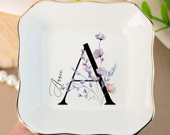 Plato para anillos con inicial personalizada, plato para joyas con flores personalizado, regalo para dama de honor, soporte para anillos de compromiso, regalo de Navidad para ella.