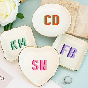 Plato para anillos con monograma de sombra personalizado, plato para anillos con monograma de sombra personalizado, plato para baratijas con letras, regalos para damas de honor de boda, regalos para mejores amigas