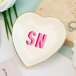 Plato de baratijas con inicial personalizada, plato de anillo con monograma de sombra personalizado, regalos de boda para ella, regalos de dama de honor, regalos de despedida de soltera, regalos para mejor amiga