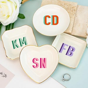 Plato para anillos con inicial personalizado, plato para joyas con letras personalizadas, regalos para damas de honor, regalos de cumpleaños para amigas, regalo de despedida de soltera.