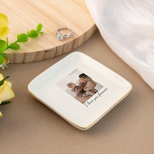 Puede incluir: Plato de cer&aacute;mica blanca con borde dorado. El plato presenta una foto de una madre y un ni&ntilde;o con el texto "Te amo para siempre".