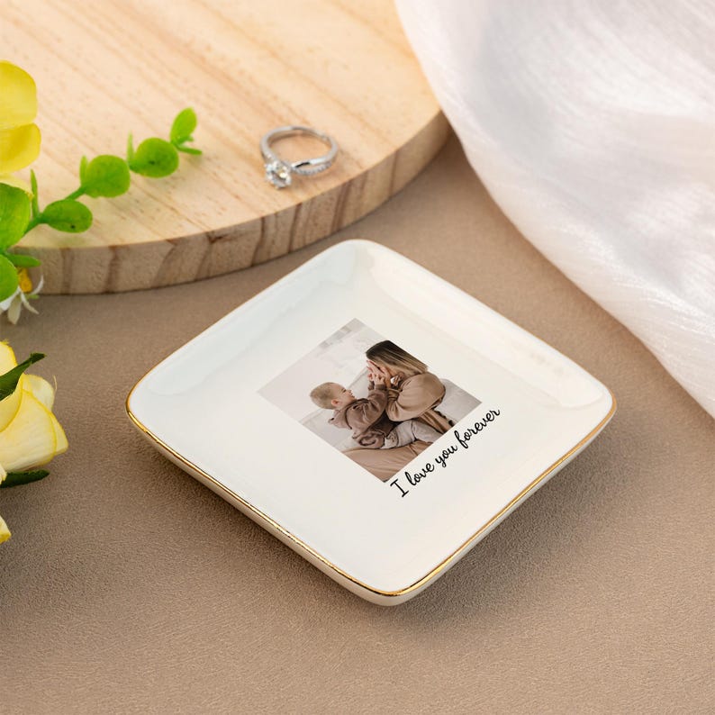 Puede incluir: Plato de cer&aacute;mica blanca con borde dorado. El plato presenta una foto de una madre y un ni&ntilde;o con el texto "Te amo para siempre".