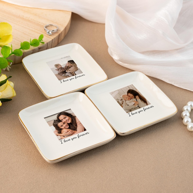 Puede incluir: Tres platos de anillo de cer&aacute;mica blanca con ribete dorado. Cada plato presenta una foto de una madre y un hijo con el texto "Te amo para siempre".