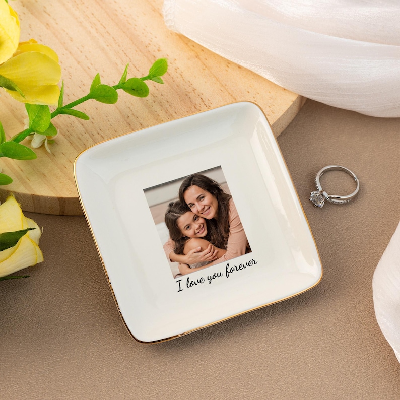 Puede incluir: Plato de cer&aacute;mica blanca para alhajas con borde dorado. El plato tiene una foto de una madre y una hija abraz&aacute;ndose con el texto "Te amo para siempre".