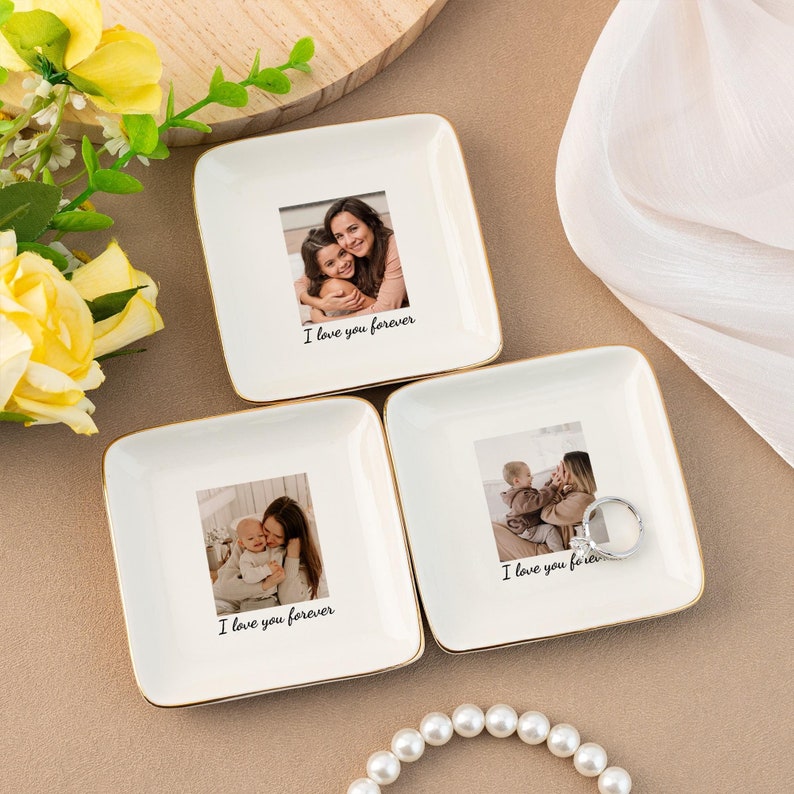 Puede incluir: Tres platos de anillo de cer&aacute;mica blanca con borde dorado. Cada plato presenta una foto diferente de una madre y un hijo con el texto "Te amo para siempre".