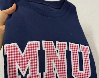 Benutzerdefinierte Varsity Buchstabe Sweatshirt, Gingham Applikation Stickerei Rundhalsausschnitt