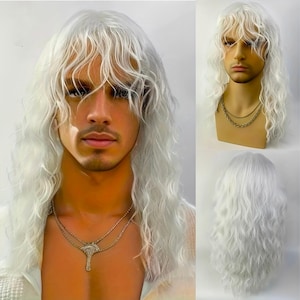 Può includere: Una lunga parrucca bianca e ondulata con uno stile a strati. La parrucca è mostrata su una persona e una testa di manichino, mostrando la consistenza e il movimento dei capelli. Il colore della parrucca è un bianco brillante e pulito.