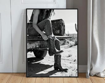 Quadro da parete con stivali da cowgirl, fotografia del deserto western, arredamento rustico da ranch.
