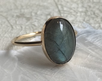 Anillo de oro macizo, anillo con gema ovalada, anillo de labradorita, anillo con piedra de nacimiento, regalo para esposa, anillo personalizado, anillo delicado - My MaryAnne RG2614