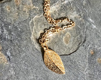 Collar de pan de oro, Collar de capas, Colgante de hoja pequeña, Collar minimalista chapado en oro, colgante botánico - AFN 149