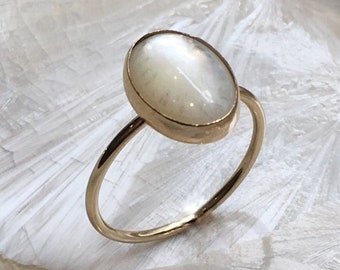 Anillo de piedra lunar, anillo de oro, anillo de oro de 14k, anillo de oro macizo, anillo de piedra ovalada, anillo de piedra preciosa, anillo de declaración - My MaryAnne RG2614-1