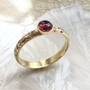 Granatring, januari-födelsestensring, guldring, guldfylld stapelring, specialanpassad ring, nätt ring, stenring - Upplysning R2612