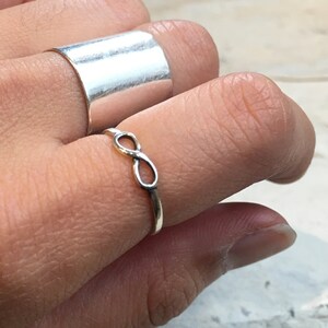 Infinity-ring, Silver Infinity-ring, Sterlingsilverring, Vänskapsring, Evighetsring, Tunn stapelring, BFF-present - Infinite R2469S bild 5