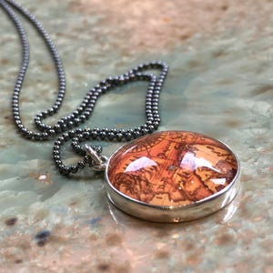 Collier Atlas, Pendentif Carte du Monde, Collier Voyageur, Collier simple, Collier en argent sterling, Pendentif en résine - Voyagez le monde N2081