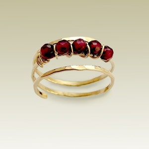 Anneau d'or de grenats, anneau minimaliste, anneau d'or d'or, bijoux de grenat, anneau enroulé de fil, anneau perlé, empilant l'anneau - Amore Mio R90025