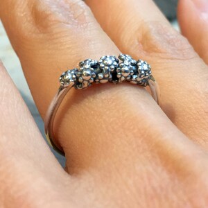 Stapelring, Dünner Ring, Minimal Silber Ring, Midi Ring, Stapelbarer floraler Ring, Blumen Silber Ring, zierlicher Ring - Quiet Moments R2472