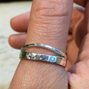 Midi-ring, nätt tummingring, Dubbelstapelring, Smal ring, Minimal ring, Stapelbar silverring, Organisk ring - Greater Love R2477