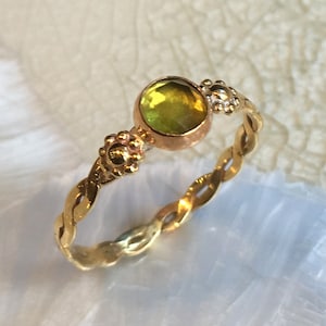 Peridotring, födelsestensring, guldring, mässingsförgylld ring, tunn stapelring, personlig ring, nätt ring - Överraskning R2585