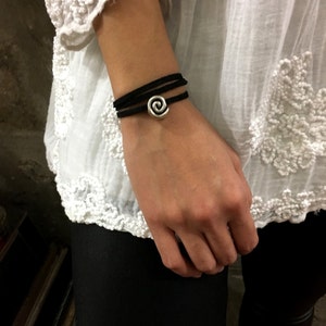 Bracelet en daim noir, Bracelet en spirale argenté, Bracelet minimaliste, Collier de superposition, Bracelet enveloppant noir, Choker en daim - AFN 119