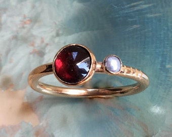 Anillo de granate de oro, anillo de piedra de nacimiento de enero, anillo de oro, anillo de apilamiento, anillo personalizado, anillo delicado, anillo de piedra preciosa - Verdaderamente feliz RG2576