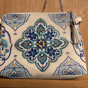 Cartera cruzada estilo mandala azul y blanca