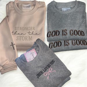 Besticktes christliches Sweatshirt: Jesus liebt dich, stärker als der Sturm, Gott ist gut