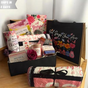 Glaube Geschenkbox für Frauen - Christliches Geschenkset mit Becher, Decke & mehr | Spirituelles Geschenk mit Bibel Vers Glas, Geburtstag, alle Gelegenheiten