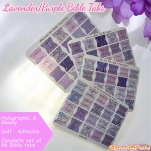 Peut inclure: Onglets de Bible lavande et violets avec une finition holographique et brillante. Les onglets sont autocollants et comprennent un ensemble complet de 66 onglets. Les onglets comportent du texte tel que "Whenever I Am Afraid, I Trust In You".
